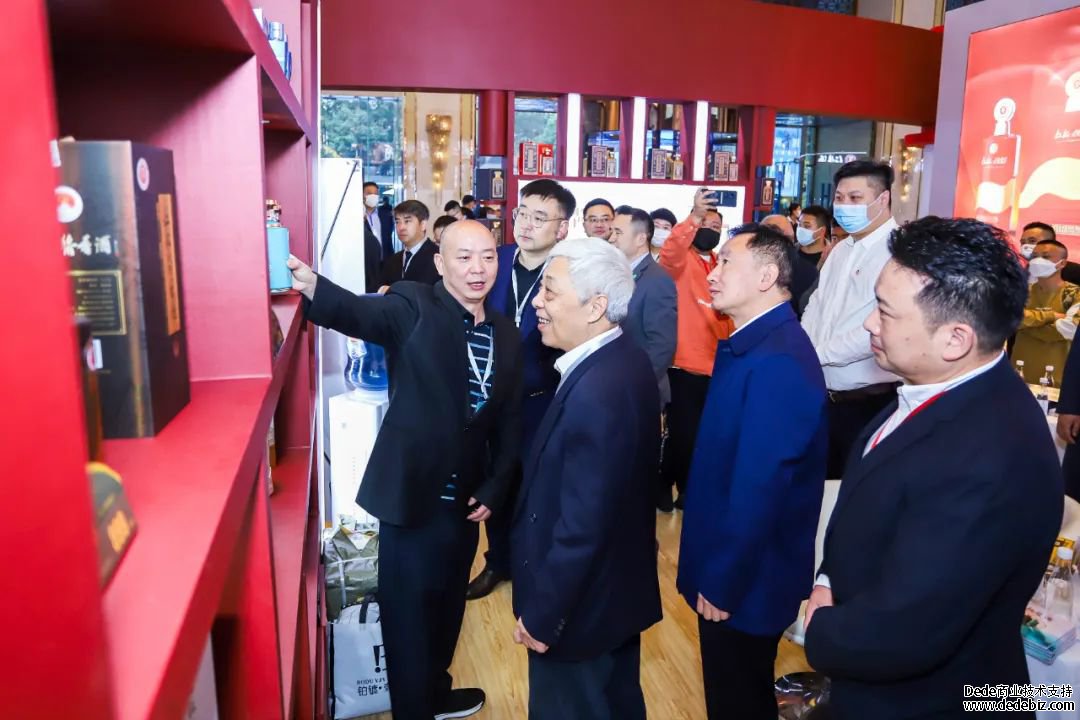 聚焦春糖｜刘员、刘进到仁怀酱香酒展区巡馆(图2)