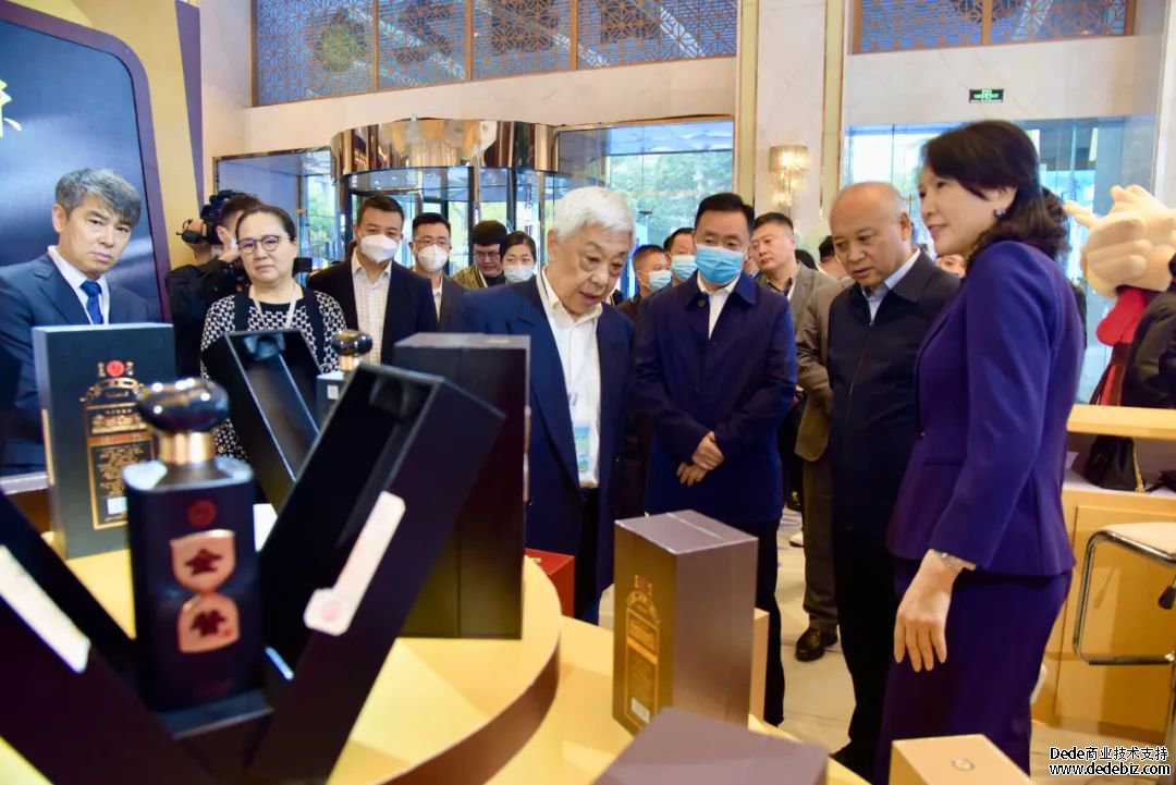 聚焦春糖｜刘员、刘进到仁怀酱香酒展区巡馆(图1)